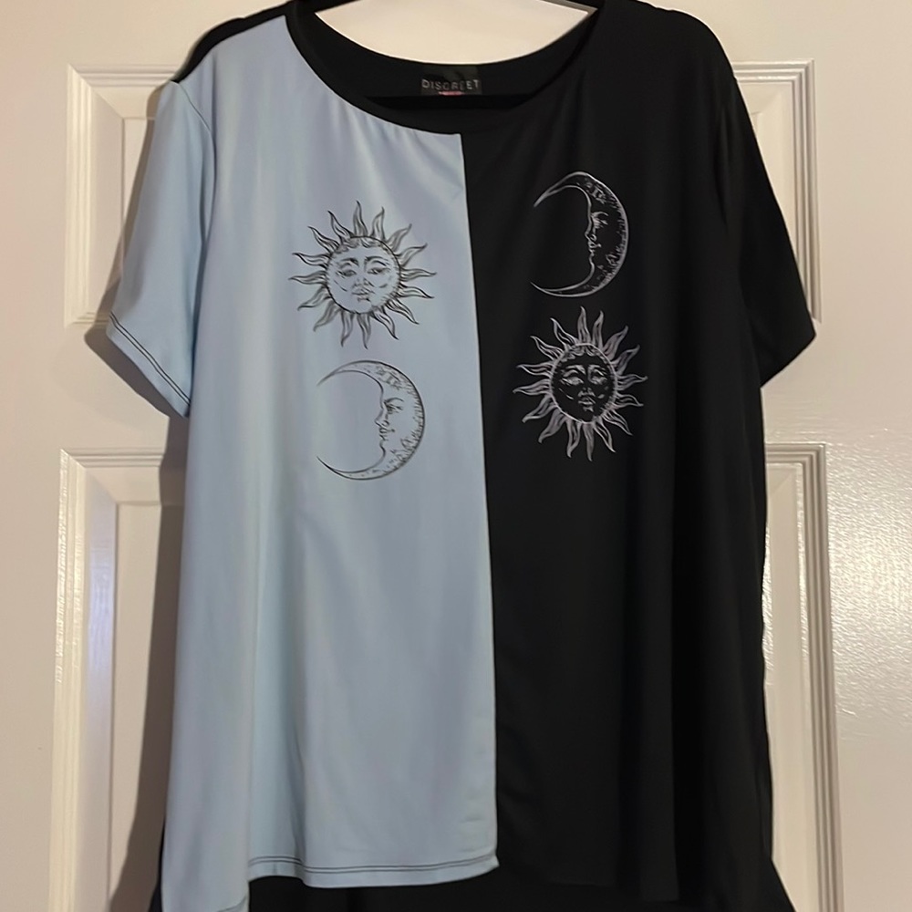 DISCREET Night/Day Top